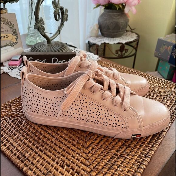 *Tommy Hilfiger* Blush Sneakers Laser-Cut  Leather Sz 8 EUC - Picture 1 of 7